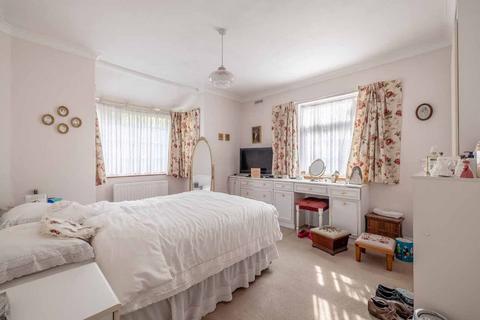5 bedroom bungalow to rent, Bangors Road North, Iver Heath SL0