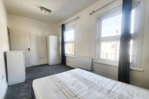 2 bedroom apartment to rent, Trevelyan Road, London SW17