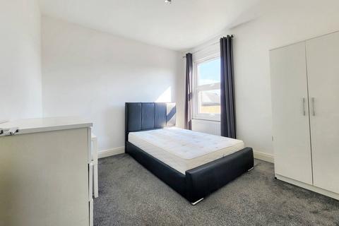 2 bedroom apartment to rent, Trevelyan Road, London SW17