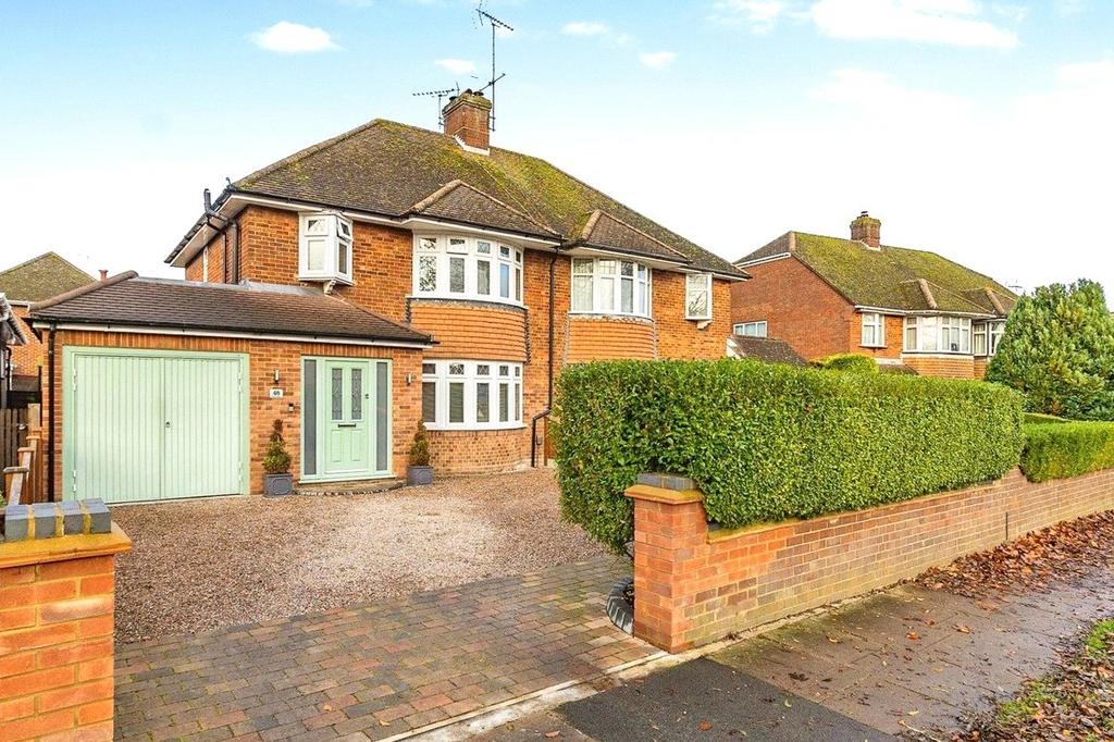First Avenue, Bedfordshire LU6 3 bed semidetached house for sale £