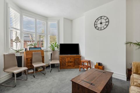 1 bedroom flat to rent, Silver Crescent, London