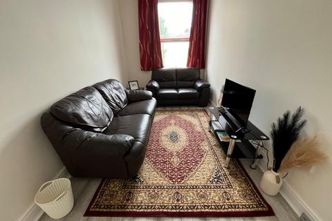 5 bedroom maisonette to rent, Kew Bridge Road, Brentford, Middlesex