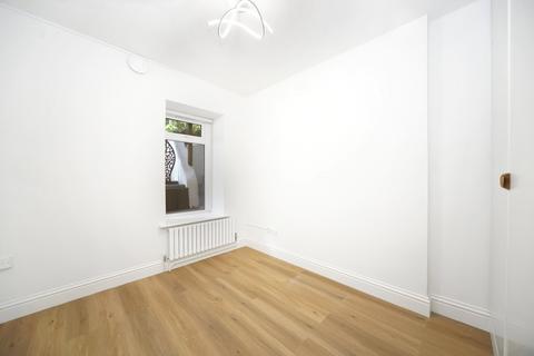 2 bedroom flat to rent, Fitzjohn Avenue, Hampstead, London