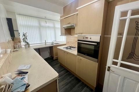 3 bedroom semi-detached house to rent, Gipton Wood Avenue, Leeds LS8