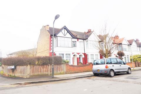 1 bedroom in a house share to rent, Upstairs front room 64 Cavendish Road, London