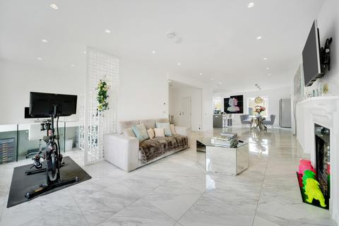 3 bedroom flat to rent, Queen's Gate, South Kensington, London, SW7