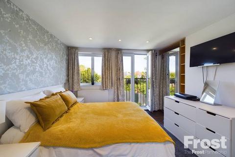3 bedroom bungalow for sale, Dorchester Drive, Feltham, Hounslow, TW14