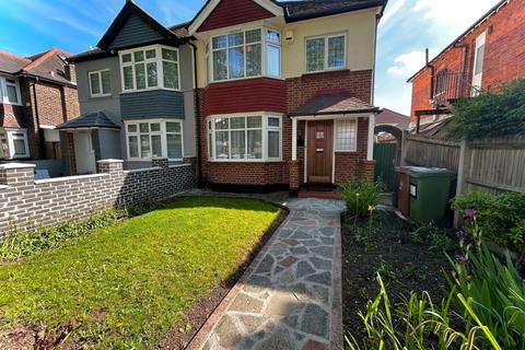 3 bedroom semi-detached house to rent, Benhill Avenue, Sutton