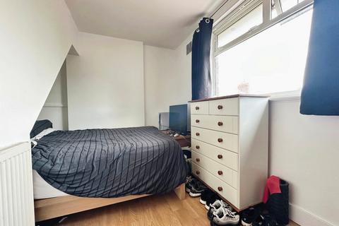 31 Overlea Drive, Manchester, M19 1QY