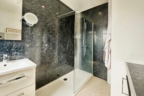 31 Overlea Drive, Manchester, M19 1QY