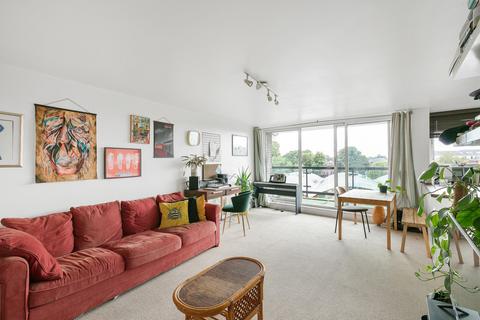 2 bedroom flat to rent, Robins Court, Petersham Road, Richmond, Surrey, TW10.