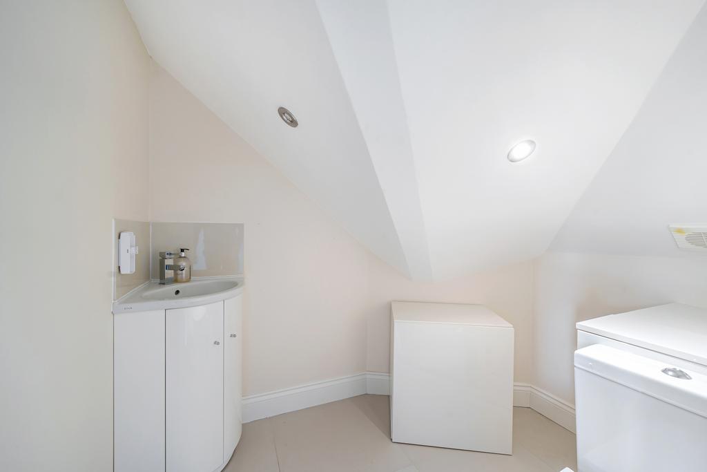 Bedroom 5 wash hand basin / wc loft room