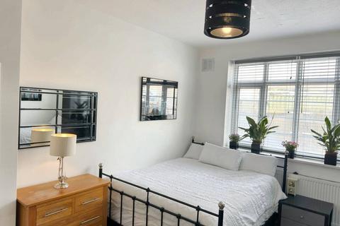 1 bedroom in a house share to rent, Verdant Lane, London SE6