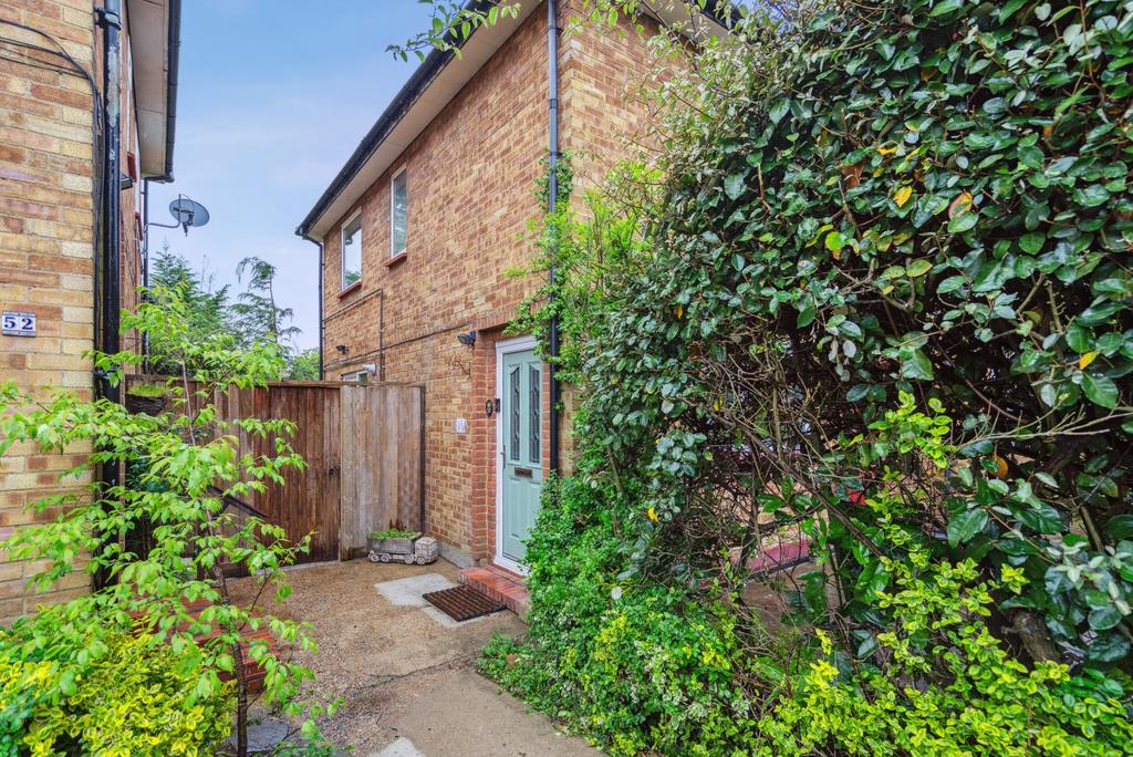 Chamberlain Way, Pinner, HA5 2 bed for sale £395,000