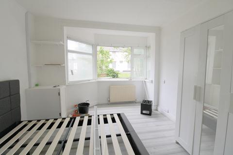 2 bedroom ground floor maisonette to rent, Lower Road, Harrow HA2