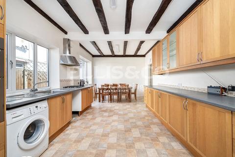 9 Sylvan Avenue, London, NW7 2JH