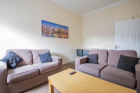 4 bedroom flat to rent, 0425L – Buccleuch Street, Edinburgh, EH8 9LS