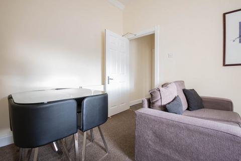 4 bedroom flat to rent, 0425L – Buccleuch Street, Edinburgh, EH8 9LS