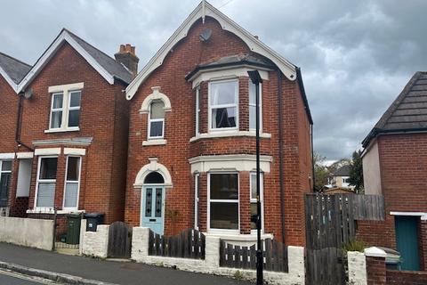 3 bedroom detached house to rent, Moorgreen Road, Cowes, Isle Of Wight, PO31
