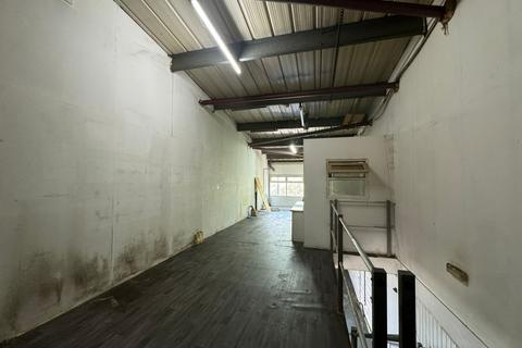 Warehouse to rent, Uxbridge Road, Hayes, UB4