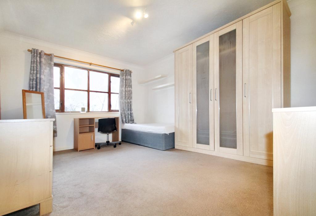 Newcourt, Uxbridge Studio to rent £950 pcm (£219 pw)