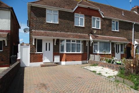 3 bedroom end of terrace house to rent, Queens Road, Eastbourne