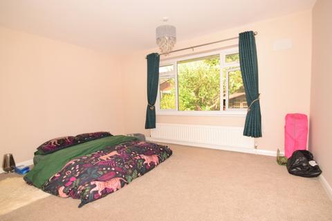 2 bedroom detached bungalow to rent, Longbridge Road, Horley, RH6