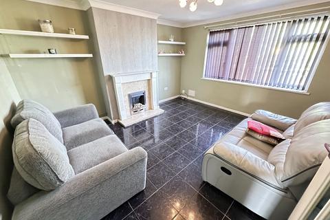 4 bedroom semi-detached house to rent, Kinross Crescent, Luton, Bedfordshire, LU3 3JS