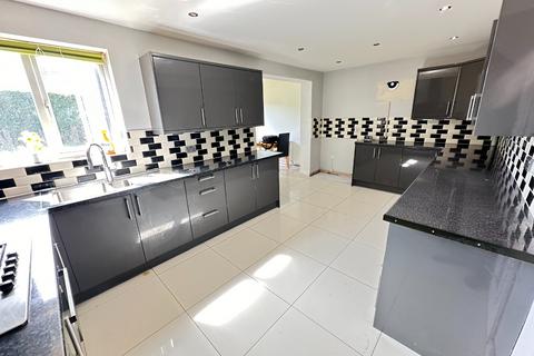 4 bedroom semi-detached house to rent, Kinross Crescent, Luton, Bedfordshire, LU3 3JS
