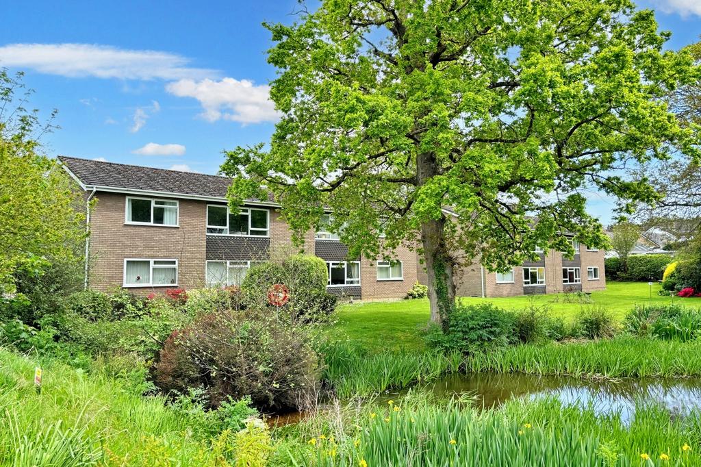 Burnside, Christchurch BH23 2 bed ground floor flat for sale £235,000
