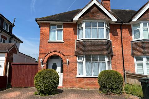 3 bedroom semi-detached house to rent, Kenilworth Avenue, Reading, RG30