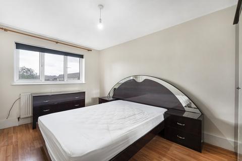 3 bedroom terraced house to rent, Pennine Road, Slough SL2