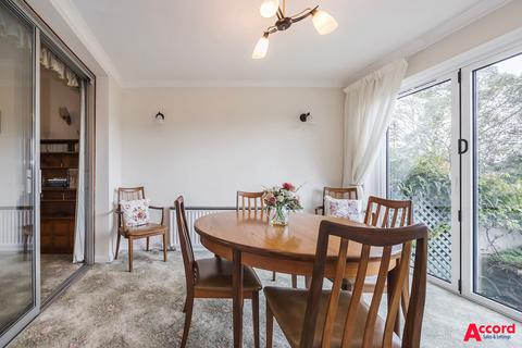 25 Heather Glen, Romford, RM1 4SR
