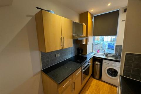 3 bedroom terraced house to rent, Norman Grove, Kirkstall, LS5 3JH