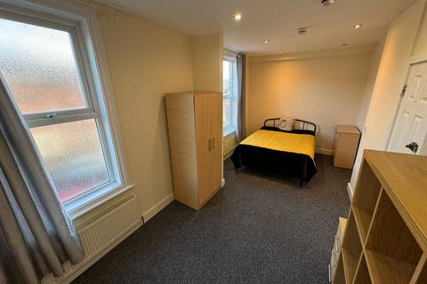 3 bedroom terraced house to rent, Norman Grove, Kirkstall, LS5 3JH