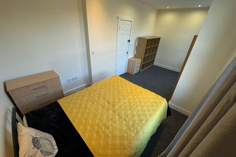 3 bedroom terraced house to rent, Norman Grove, Kirkstall, LS5 3JH