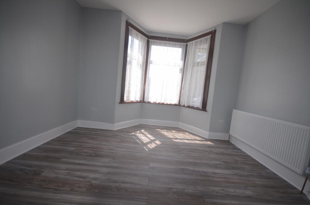 Perth Road, Ilford, IG2 3 bed terraced house £2,350 pcm (£542 pw)