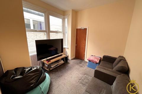 4 bedroom terraced house to rent, Francis Avenue, Southsea
