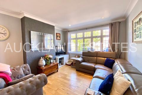 3 bedroom semi-detached house for sale, Elmscroft Gardens, Potters Bar EN6