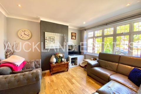 3 bedroom semi-detached house for sale, Elmscroft Gardens, Potters Bar EN6