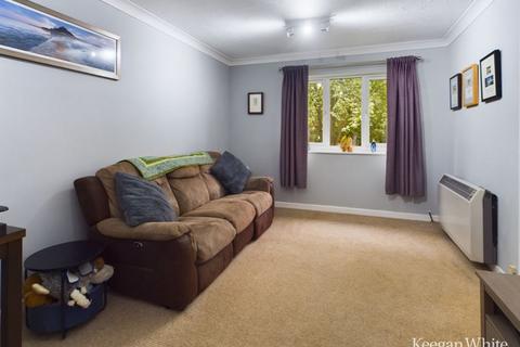2 bedroom flat for sale, St Georges Court, High Wycombe