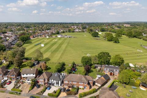 31 Broadfields, East Molesey, KT8 0BW