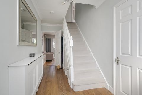 31 Broadfields, East Molesey, KT8 0BW