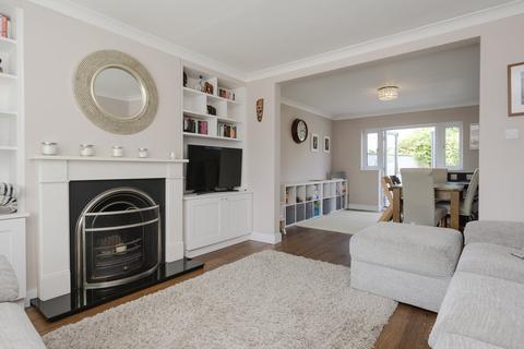 31 Broadfields, East Molesey, KT8 0BW