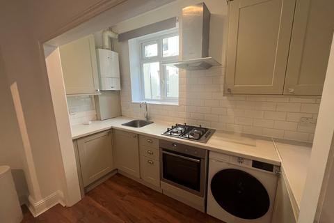 2 bedroom flat to rent, Wykeham Mansions, Rosendale Road, SE21