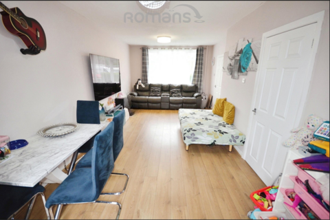3 bedroom end of terrace house to rent, Hetherington Close, Slough