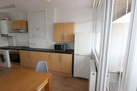 1 bedroom in a flat share to rent, Woodcote House, Queen Street