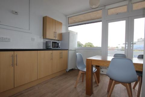 1 bedroom in a flat share to rent, Woodcote House, Queen Street