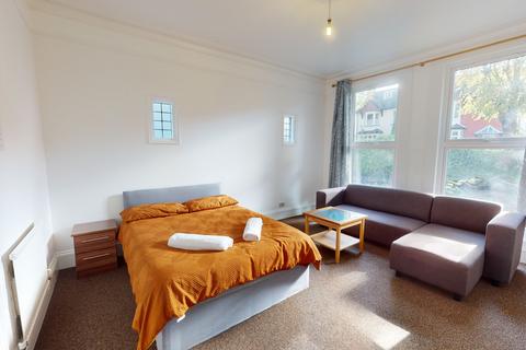 3 bedroom ground floor flat to rent, Grosvenor Avenue, Carshalton SM5