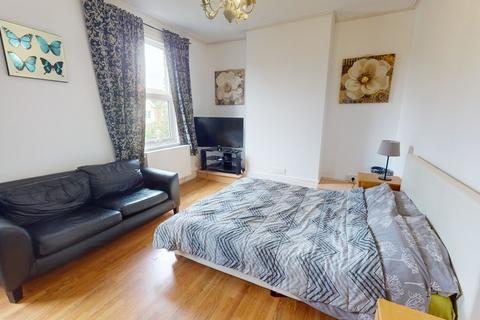 1 bedroom in a house share to rent, Beatrice Avenue, London SW16